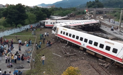 台湾火车脱轨事故致上百人死伤